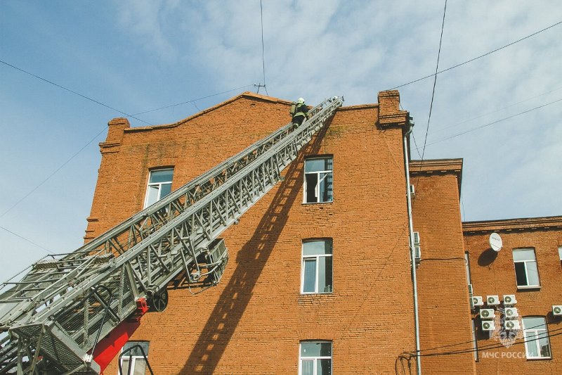 В центре Омска загорелось историческое здание #Новости #Общество #Омск