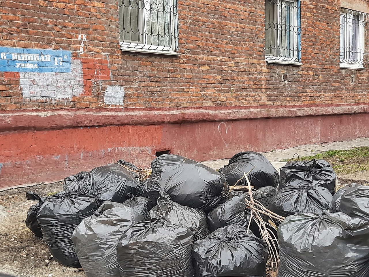 Омичей снова просят выйти на уборку города, а потом вывезти мешки #Новости #Общество #Омск