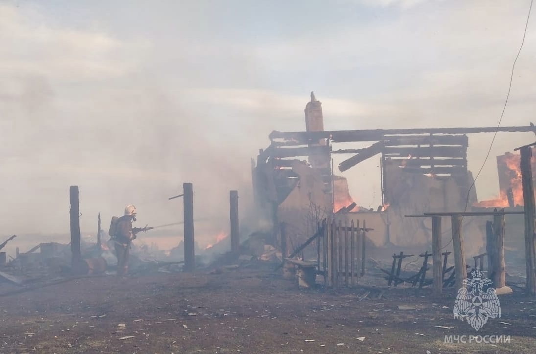 Еще в одной омской деревне вспыхнул крупный пожар #Омск #Общество #Сегодня