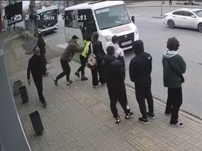 Слепого наркомана, толкнувшего омичку под маршрутку, отправили в психушку #Омск #Общество #Сегодня Слепого наркомана, толкнувшего омичку под маршрутку, отправили в психушку #Омск #Общество #Сегодня