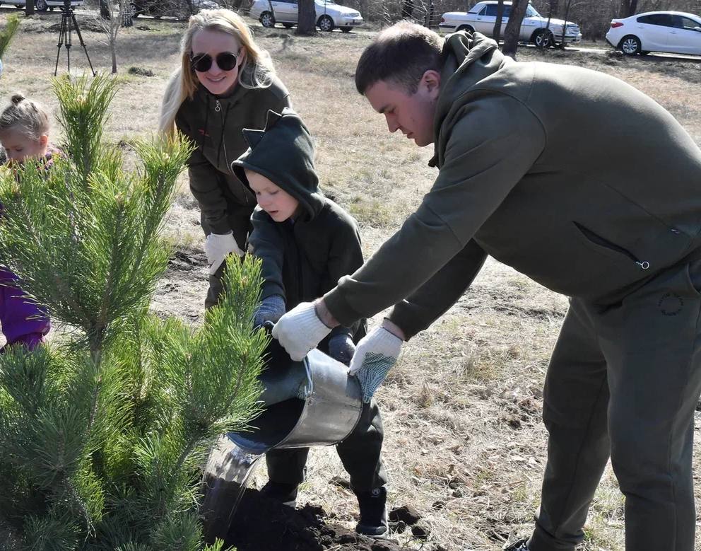 Хоценко вместе с семьей высадил деревья в омском парке #Новости #Общество #Омск