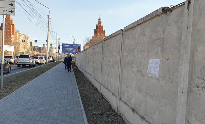 В центре Омска убирают забор, простоявший там десятилетия #Омск #Общество #Сегодня