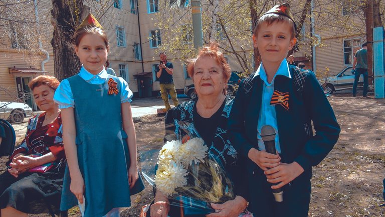 В Омске труженицу тыла душевно поздравили фронтовыми песнями #Новости #Общество #Омск В Омске труженицу тыла душевно поздравили фронтовыми песнями #Новости #Общество #Омск