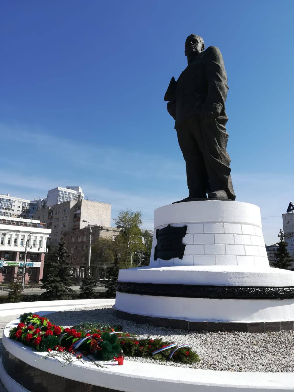 Перед 9 Мая неизвестные в Омске повредили памятник Жукову #Омск #Общество #Сегодня