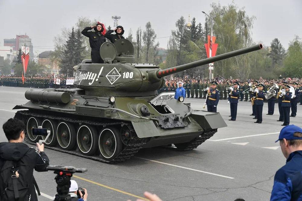 Во время парада Победы по Соборной площади прошли «Катюша» и танк Т-34 #Новости #Общество #Омск