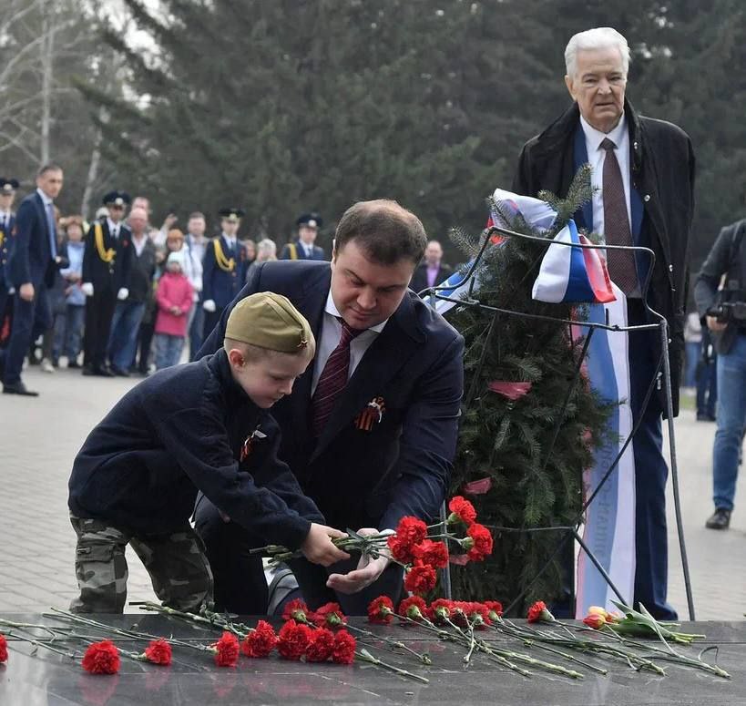 Хоценко возложил цветы к памятникам в омском парке Победы #Новости #Общество #Омск Хоценко возложил цветы к памятникам в омском парке Победы #Новости #Общество #Омск