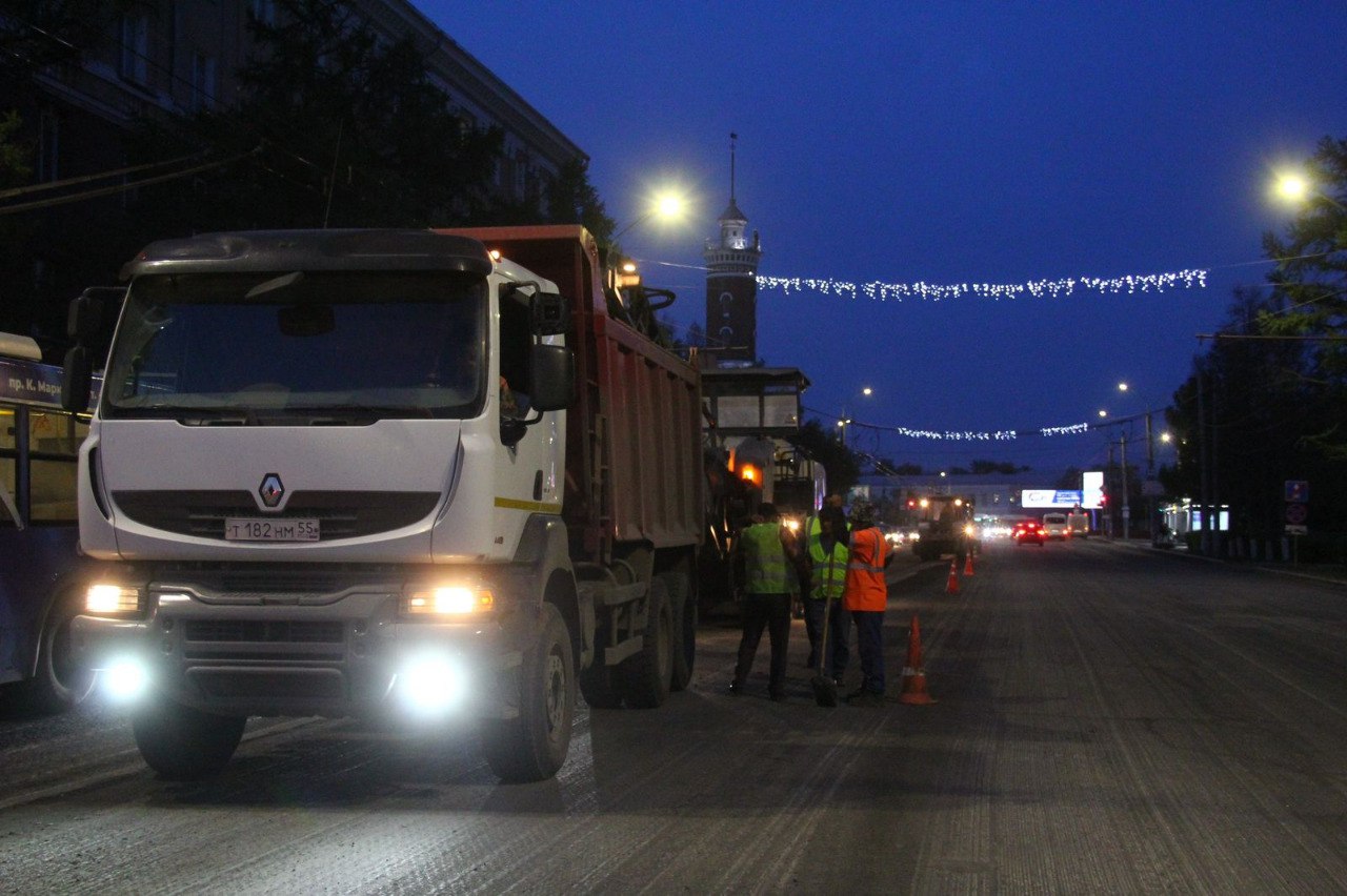 В центре Омска начали ремонтировать дорогу #Новости #Общество #Омск