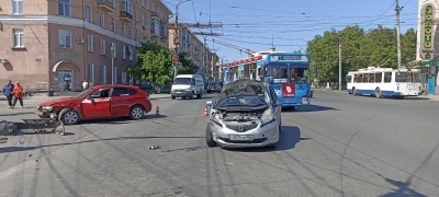 В центре Омска женщина-водитель, которая везла сына, спровоцировала ДТП #Новости #Общество #Омск