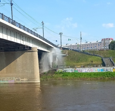 В Омске рядом с Комсомольским мостом забил коммунальный фонтан #Омск #Общество #Сегодня