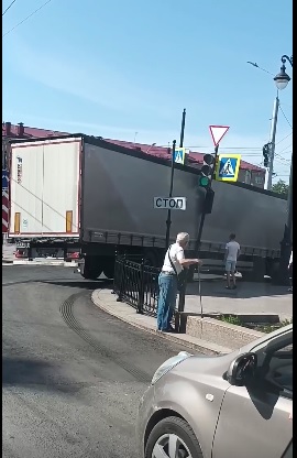 В центре Омска грузовик врезался в светофор #Новости #Общество #Омск