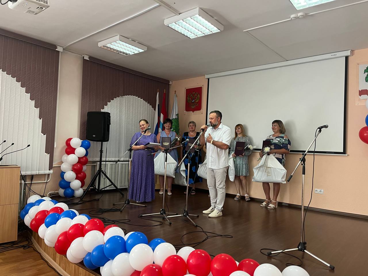 Глава Омского района поздравил соцработников с предстоящим праздником #Новости #Общество #Омск Глава Омского района поздравил соцработников с предстоящим праздником #Новости #Общество #Омск