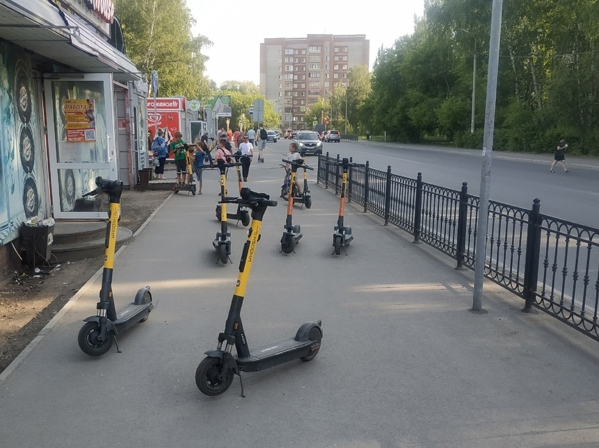 Омичи пожаловались на разбросанные по городу электросамокаты #Новости #Общество #Омск