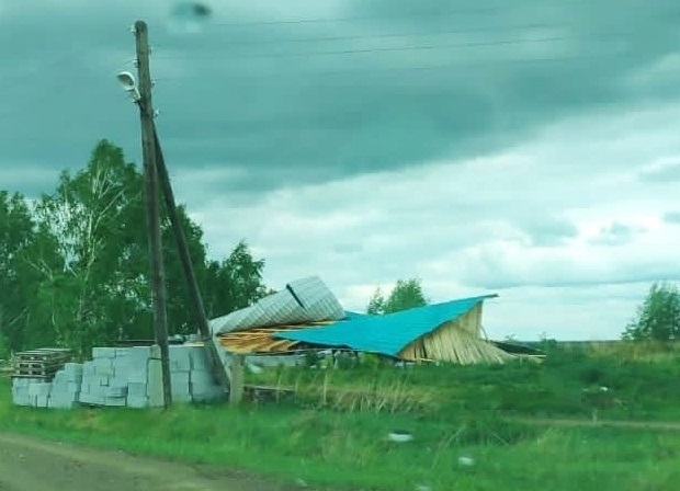 Ураган в омских деревнях повалил деревья, снес кровли и заборы #Новости #Общество #Омск