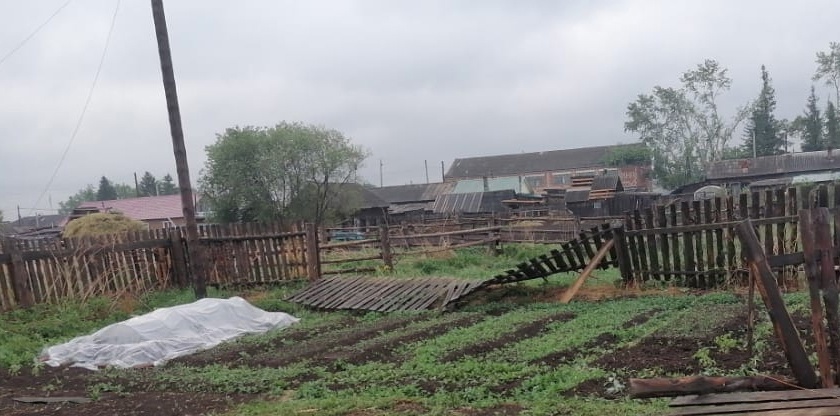 Ураган в омских деревнях повалил деревья, снес кровли и заборы #Новости #Общество #Омск