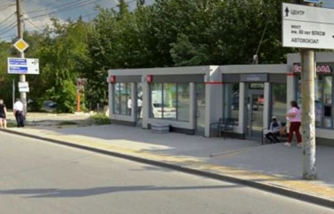 В Омске вместо теплой остановки появился «куриный насест» #Омск #Общество #Сегодня
