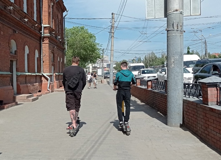 Это все от бескультурья: электросамокатчики в Омске массово сбивают пешеходов #Новости #Общество #Омск