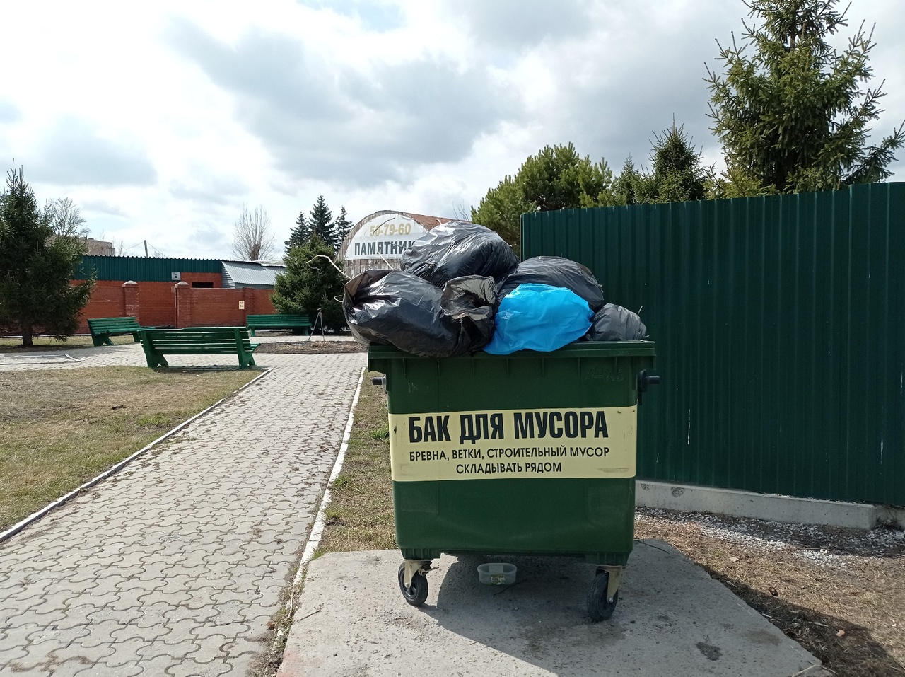 Это бьет по всем: в Омске процветает «черный» мусорный бизнес