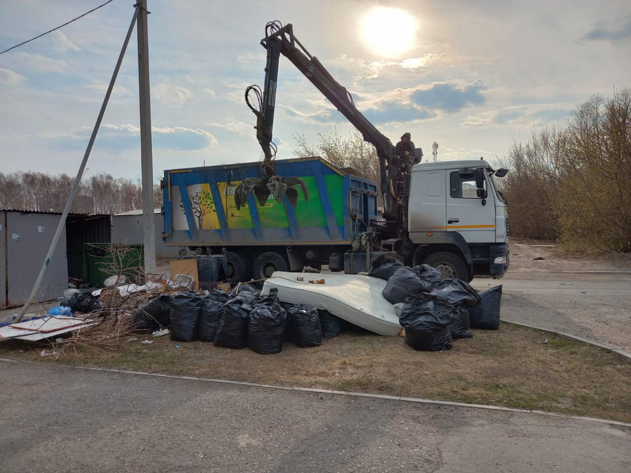 Это бьет по всем: в Омске процветает «черный» мусорный бизнес