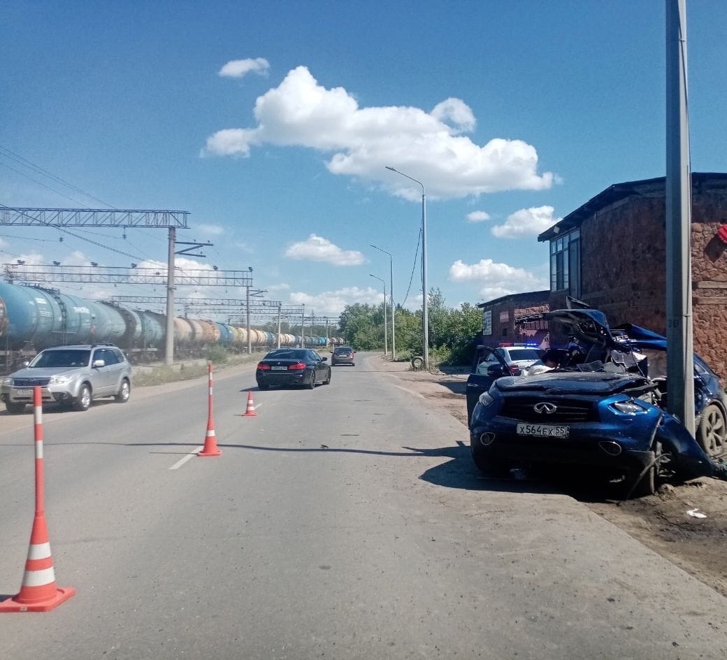 В Омске водитель легковушки врезался в столб и погиб #Новости #Общество #Омск