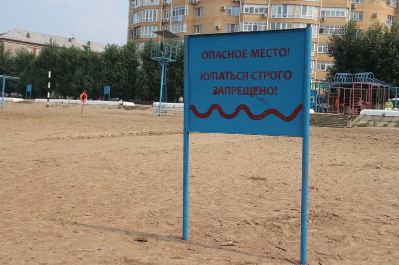 Омичи уничтожают таблички «Купаться запрещено» #Новости #Общество #Омск