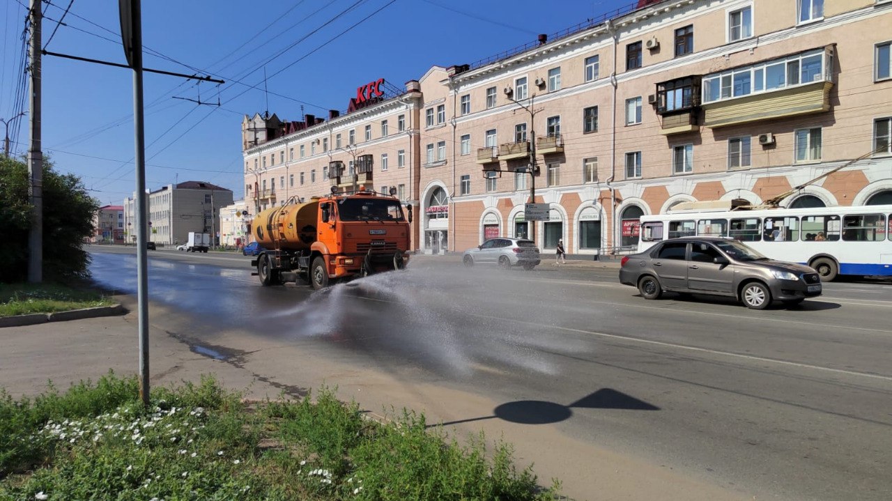 Омские дороги поливают водой дважды в день #Омск #Общество #Сегодня
