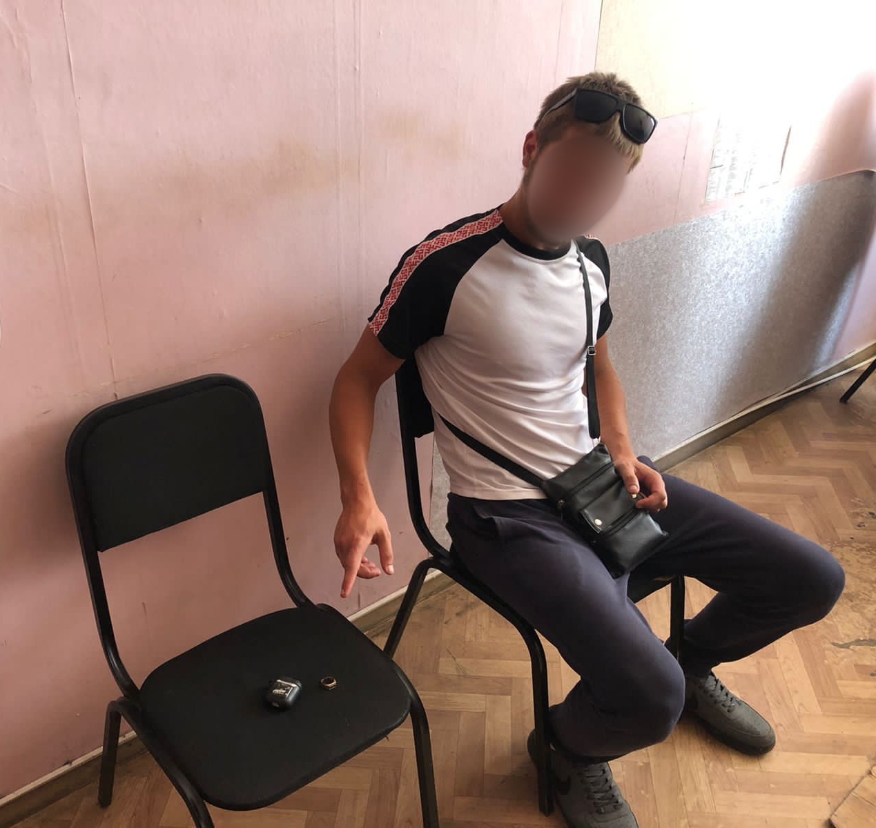 Молодой омич уснул на лавочке и остался без телефона #Омск #Общество #Сегодня Молодой омич уснул на лавочке и остался без телефона #Омск #Общество #Сегодня