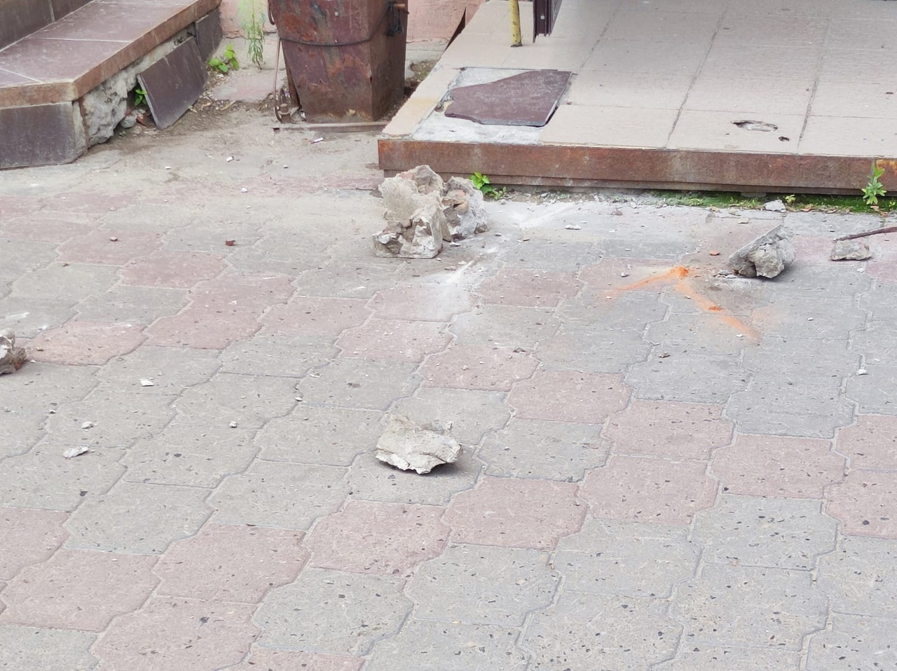 На тротуар, где ходят омичи, падают куски штукатурки #Новости #Общество #Омск