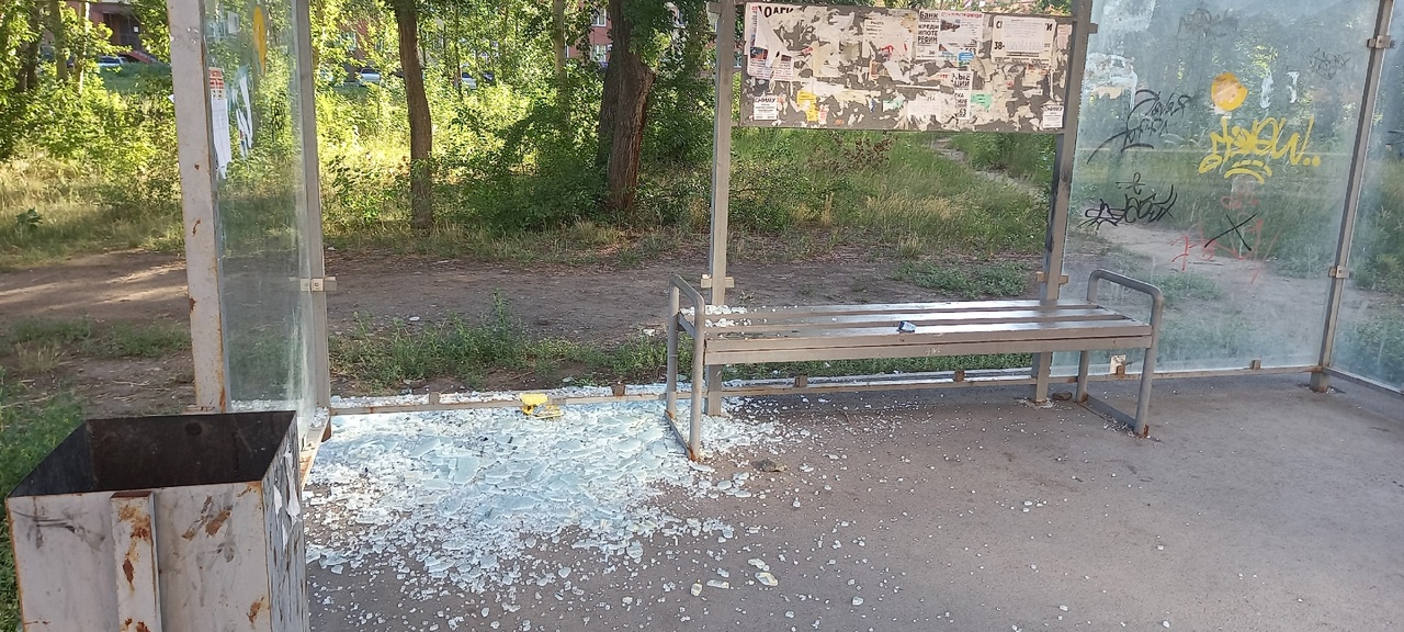 В Омске снова разгромили остановку #Омск #Общество #Сегодня В Омске снова разгромили остановку #Омск #Общество #Сегодня