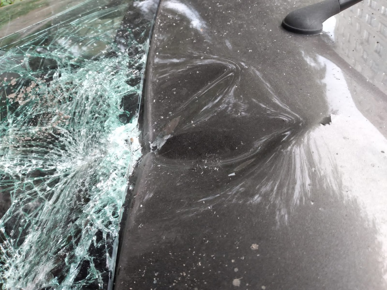 Драка на дороге: омич бросил электросамокат в лобовое стекло такси #Новости #Общество #Омск