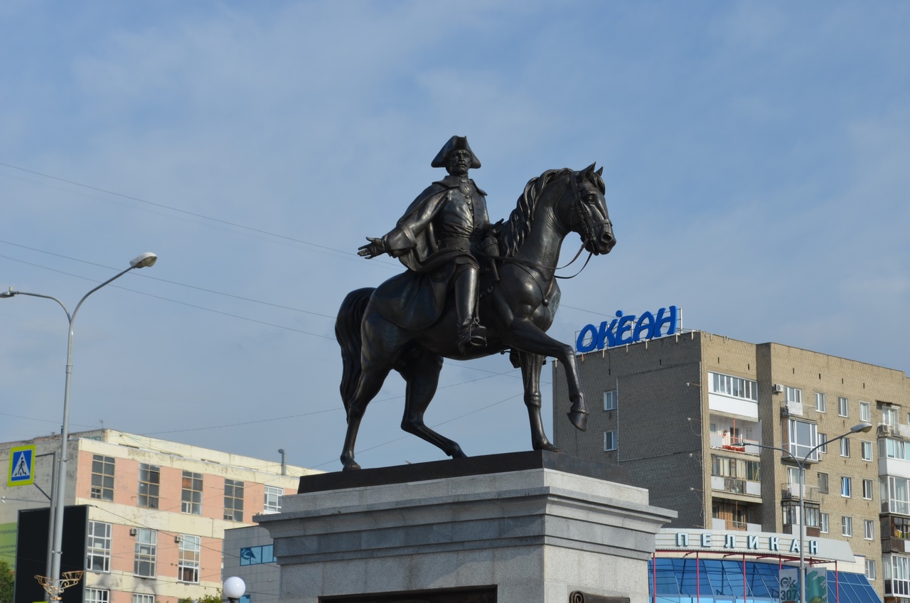 Залпы из пушек и экскурс в историю: в Омске эффектно открыли памятник Бухгольцу #Омск #Общество #Сегодня