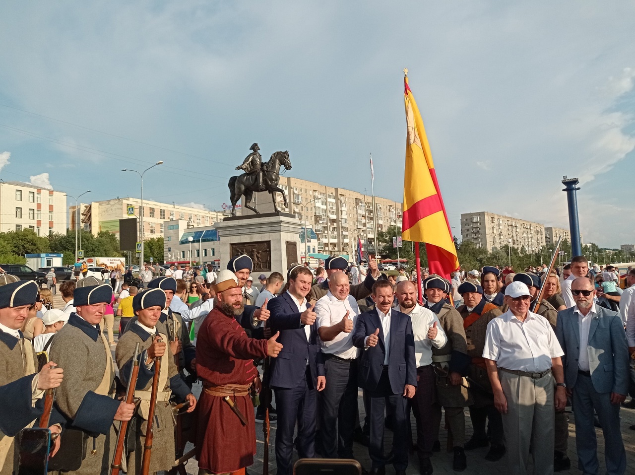 Залпы из пушек и экскурс в историю: в Омске эффектно открыли памятник Бухгольцу #Омск #Общество #Сегодня