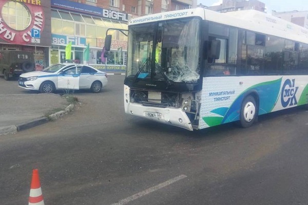 В столкновении автобуса и легковушки в Омске пострадали 7 человек #Новости #Общество #Омск