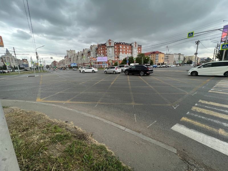 Недавно нанесенная в Омске «вафельная» разметка уже стерлась #Омск #Общество #Сегодня