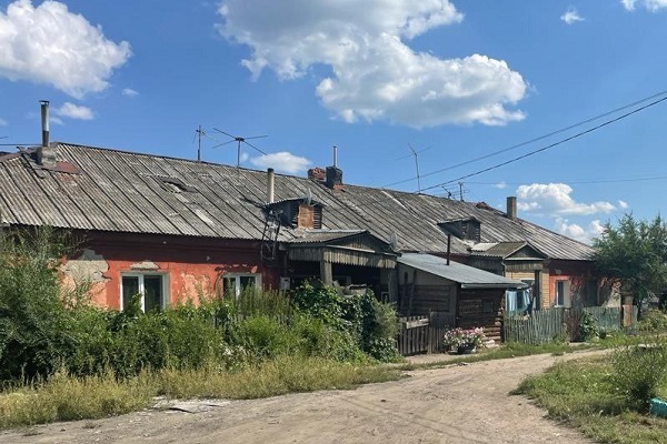 Еще в одной квартире, которую омские власти сдали нуждающейся семье, рухнул потолок #Новости #Общество #Омск