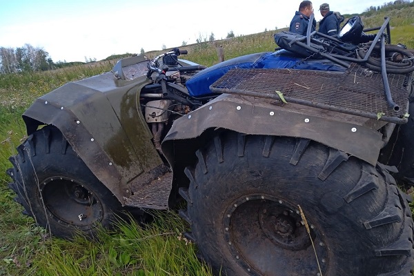 Юный хоккеист из Омска едва не погиб, врезавшись на квадроцикле в дерево #Омск #Общество #Сегодня