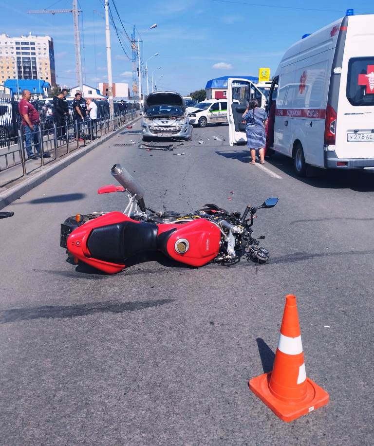 В центре Омска погиб мотоциклист, который врезался в три машины #Новости #Общество #Омск