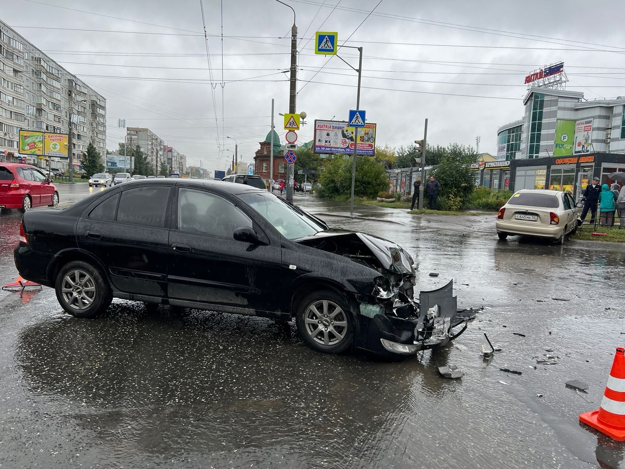 Автоледи устроила ДТП в центре Омска и чуть не угробила подростка #Новости #Общество #Омск