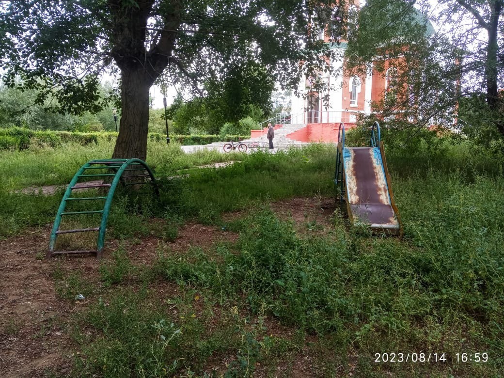 Омичи пожаловались на заброшенную детскую площадку #Омск #Общество #Сегодня