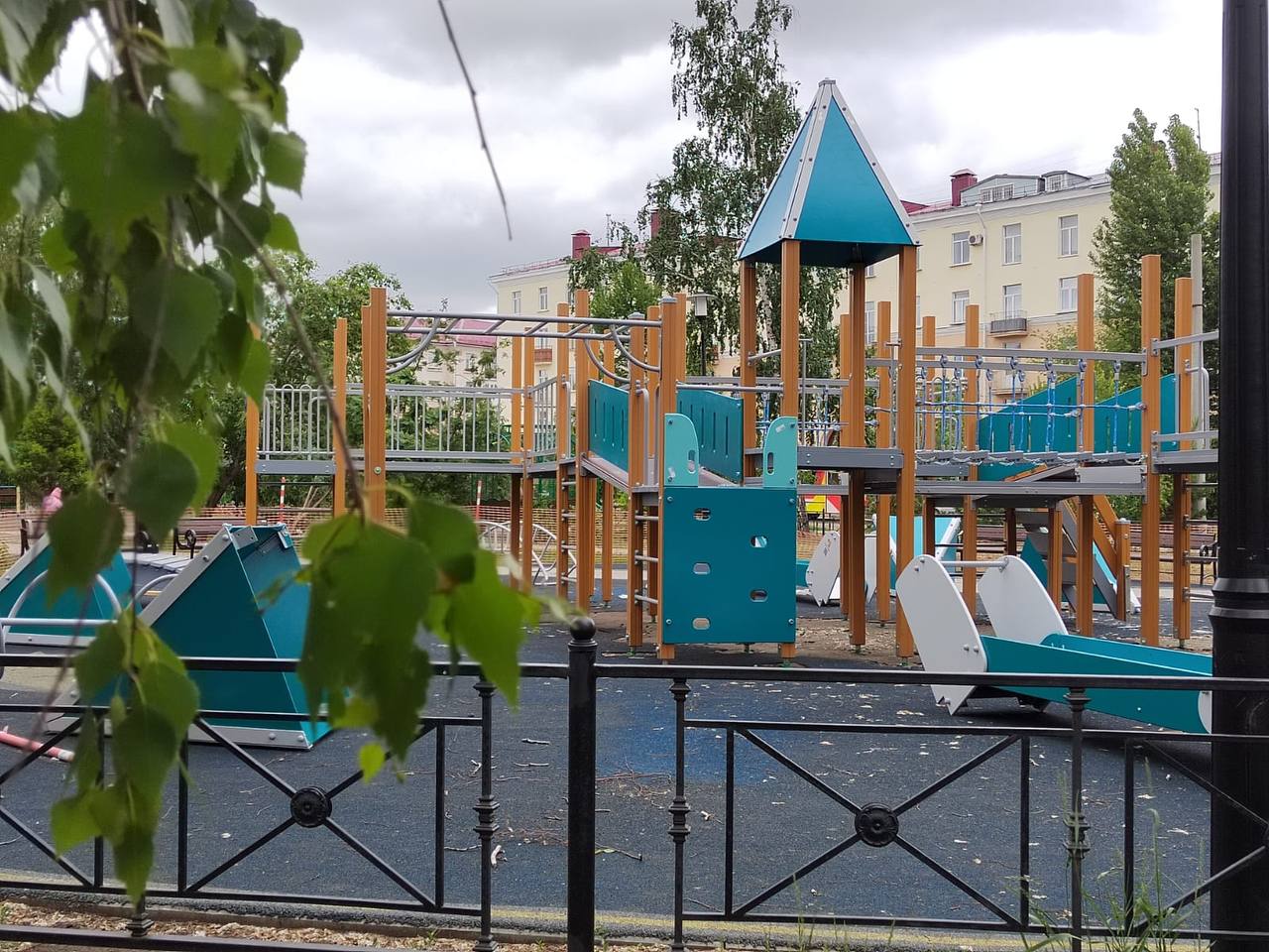 Новую площадку на бульваре Победы в Омске вновь закрыли на ремонт #Омск #Общество #Сегодня