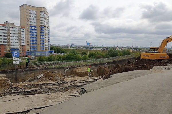 Возле омской высотки, где летом обвалился грунт и асфальт, провалился еще и тротуар #Омск #Общество #Сегодня