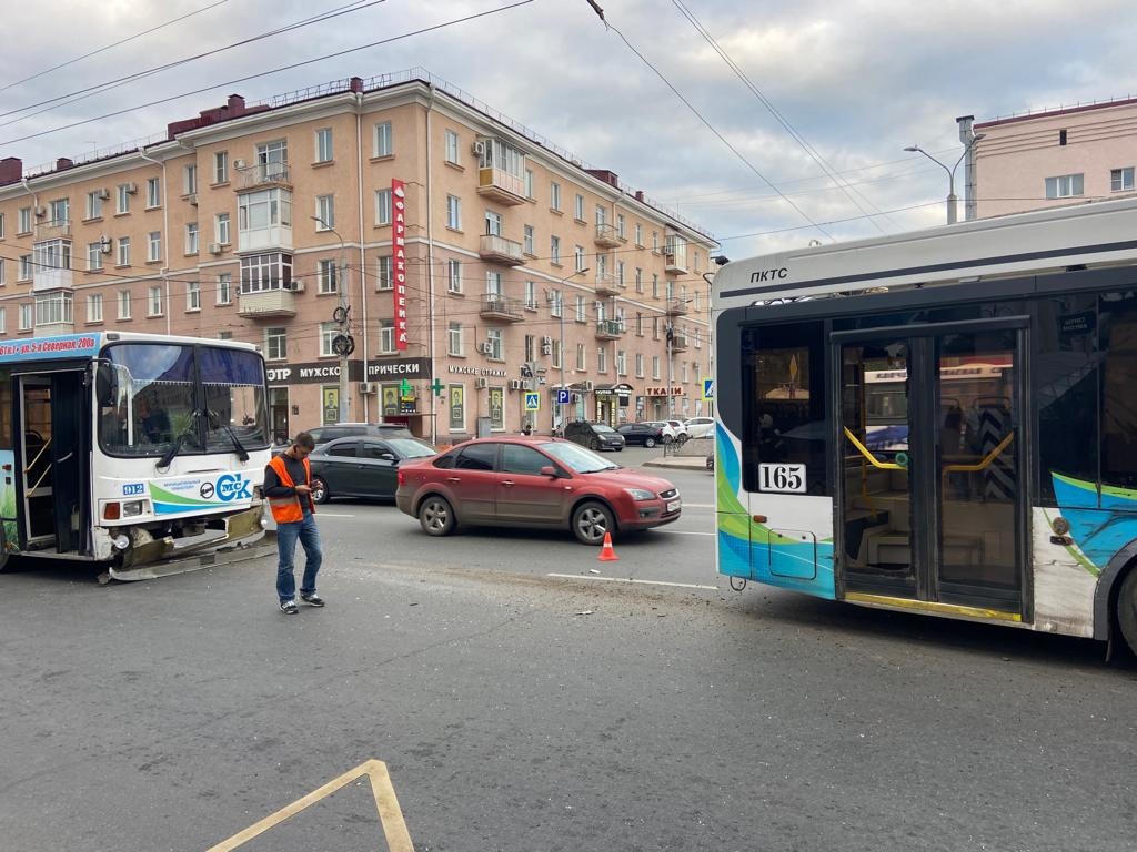 В Омске столкнулись автобус и троллейбус: они везли 90 пассажиров #Новости #Общество #Омск