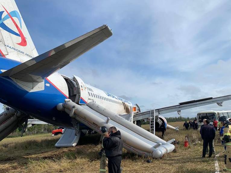 Пилот аварийно севшего самолета рассказал, что топлива оставалось на 5 минут #Омск #Общество #Сегодня