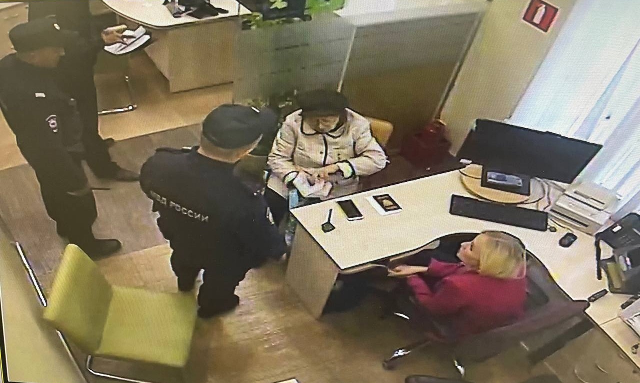 Работники банка в Омске спасли пенсионерку от мошенников #Новости #Общество #Омск