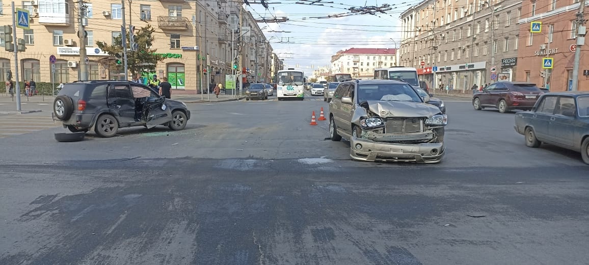 Две «Тойоты» не смогли разъехаться на оживленном перекрестке в центре Омска #Новости #Общество #Омск