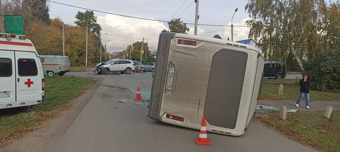 В Омске перевернулась маршрутка с 12 пассажирами #Омск #Общество #Сегодня