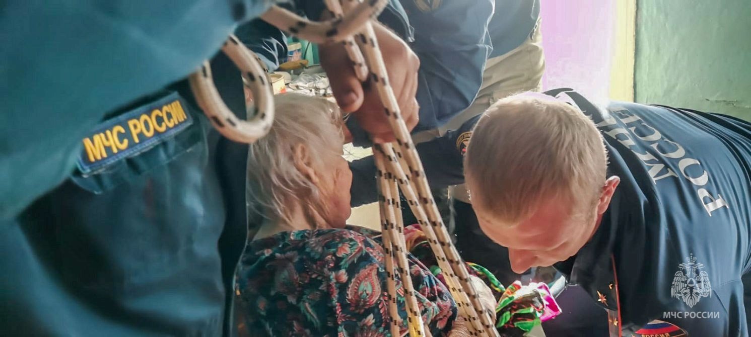 В Омской области сотрудники МЧС спасли пенсионерку, которая упала в погреб #Омск #Общество #Сегодня