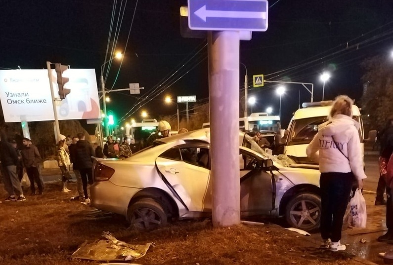 В страшном ДТП на Московке иномарку «намотало» на столб: есть погибшие #Омск #Общество #Сегодня