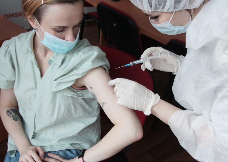 Омичи массово ставят прививки от гриппа #Новости #Общество #Омск