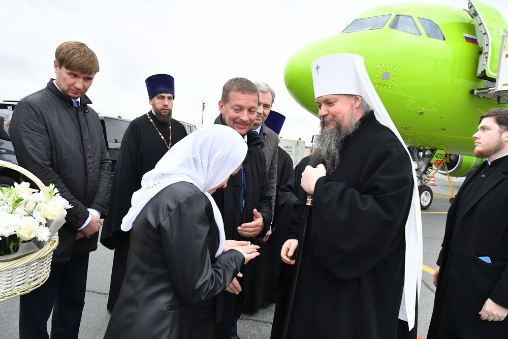 Нового омского митрополита встречали в аэропорту чиновники и депутаты #Омск #Общество #Сегодня
