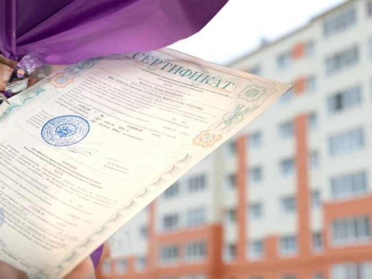 Омские сироты продолжают получать сертификаты на покупку жилья #Омск #Общество #Сегодня